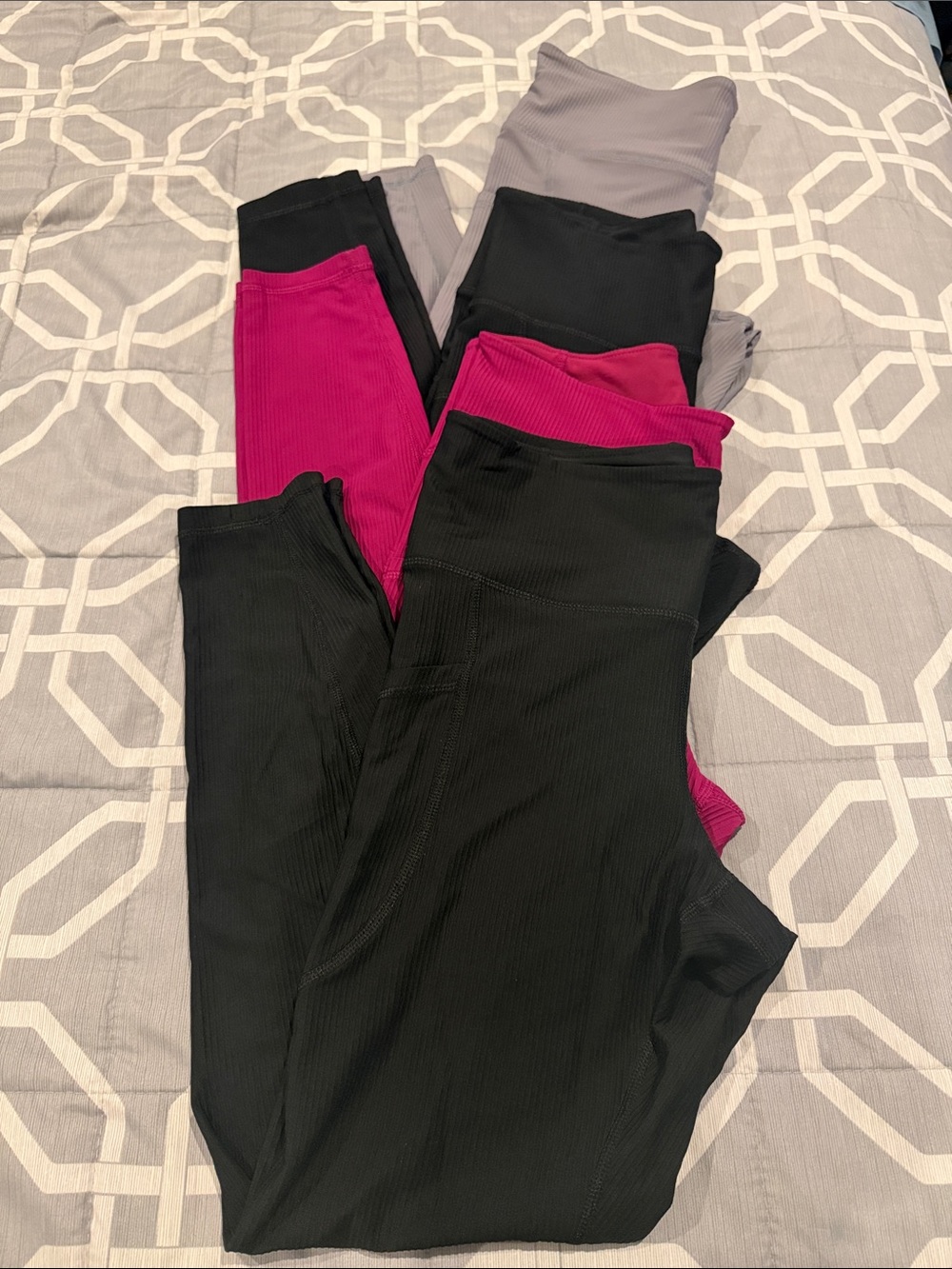 4 pairs Old Navy Ribbed Leggings in Black x2, Fuchsia & Gray - Women’s medium